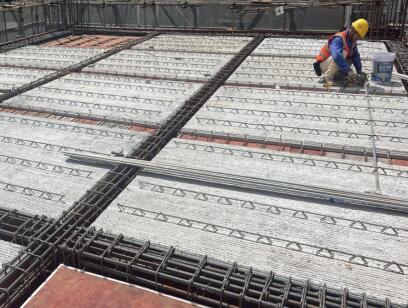 坪地兰陵学校扩建工程项目首件装配式叠合板安装成功